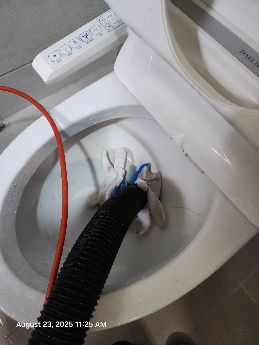 변기 막힘 처리: 석션 작업