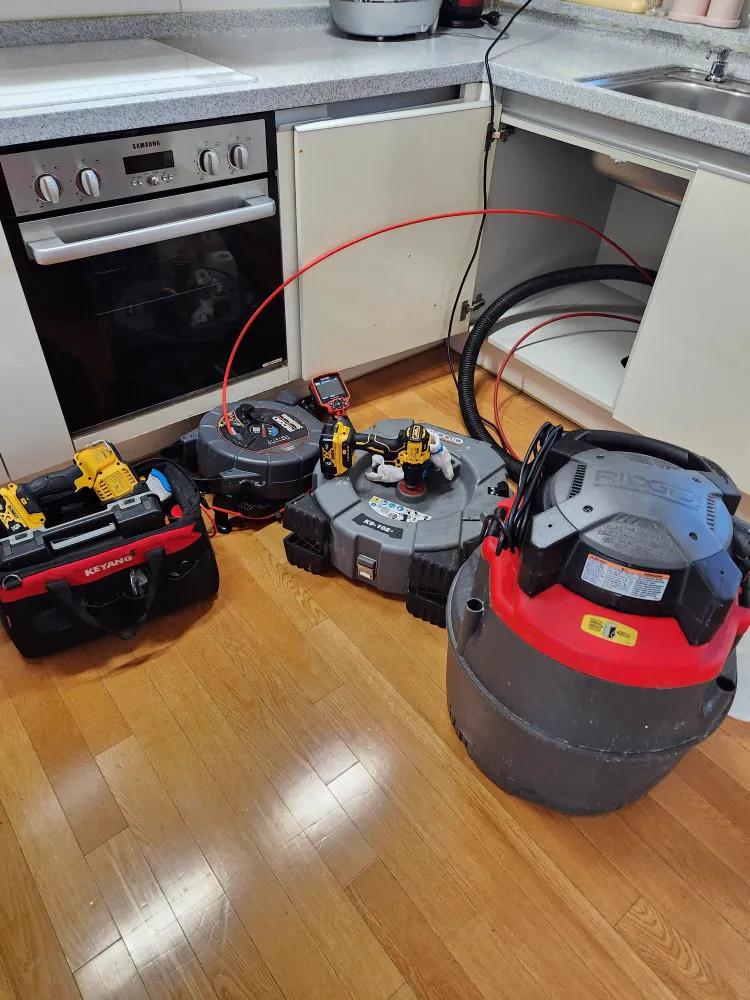 싱크대 막힘 처리: 장비 배치 및 이물질 제거